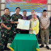 Dandim 0615 Kuningan berfoto besama usai penandatanganan Berita Acara Serah Terima (BAST).